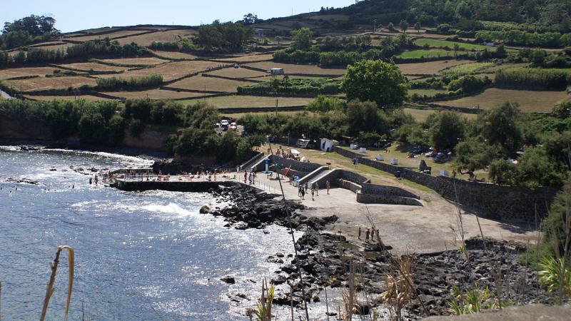 1200px-Baía_dos_Salgueiros,_Angra_do_Heroísmo,_ilha_Terceira,_Açores